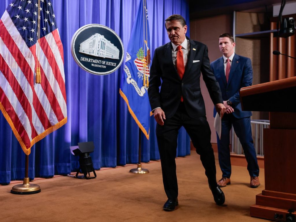 El fiscal general interino de Estados Unidos, Todd Blanche (izquierda), y el fiscal general adjunto de la División de Fraude, Colin McDonald (derecha), se retiran al finalizar una conferencia de prensa sobre las medidas antifraude de la administración Trump en la sede del Departamento de Justicia en Washington, D.C., el 7 de abril de 2026. (Foto de Kent Nishimura / AFP)