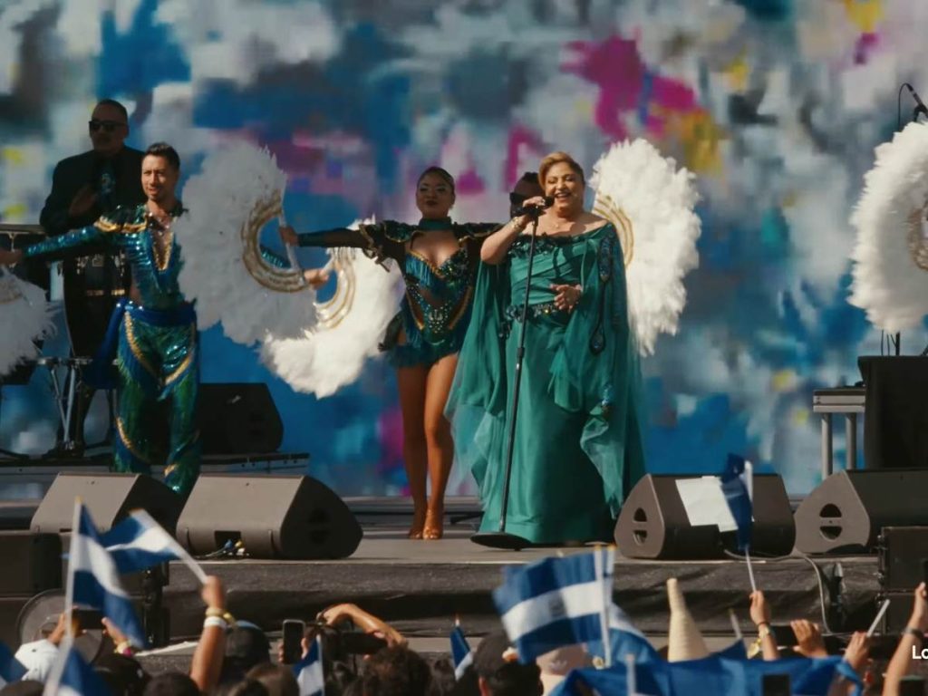 Los Hermanos Flores iniciaron su segundo show en Coachella 2026 con un mensaje dedicado a la diáspora salvadoreña.