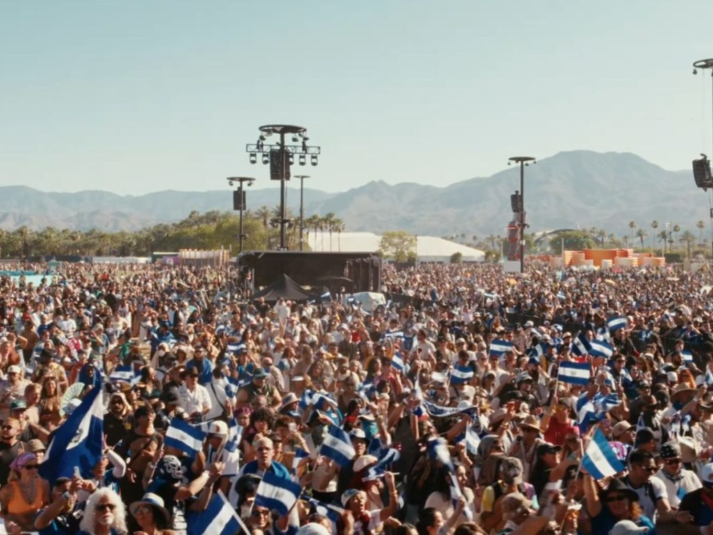 El público llenó de banderas salvadoreñas el Outdoor Theatre durante el segundo show de Los Hermanos Flores en Coachella. 