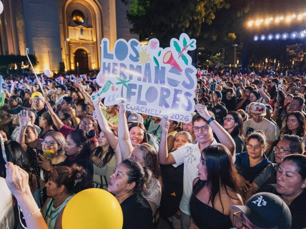 Los Hermanos Flores agradecieron a su equipo y al público salvadoreño antes de subir por primera vez al escenario de Coachella. 
