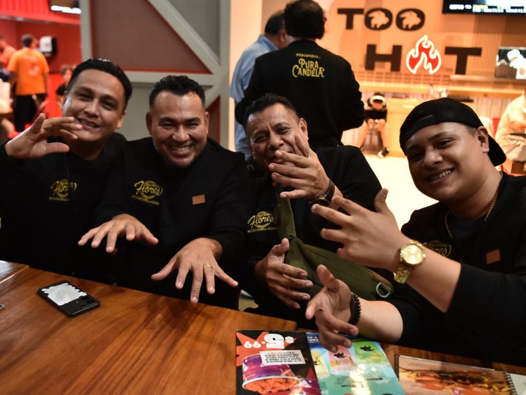 Los músicos de la orquesta Hermanos Flores celebran juntos con una fotografía que imita los movimientos para tocar sus instrumentos. Fotografía/ elsalvador.com