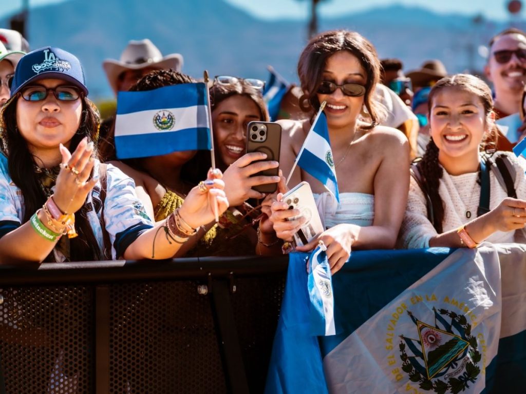 La agrupación salvadoreña conectó con un público diverso que respondió con aplausos, banderas y euforia durante su debut.
