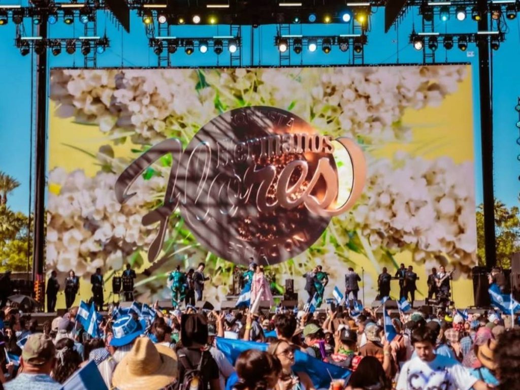Los Hermanos Flores debutan en Coachella 2026 y ponen a sonar la cumbia salvadoreña en el desierto californiano. Foto/ IG Hermanos Flores