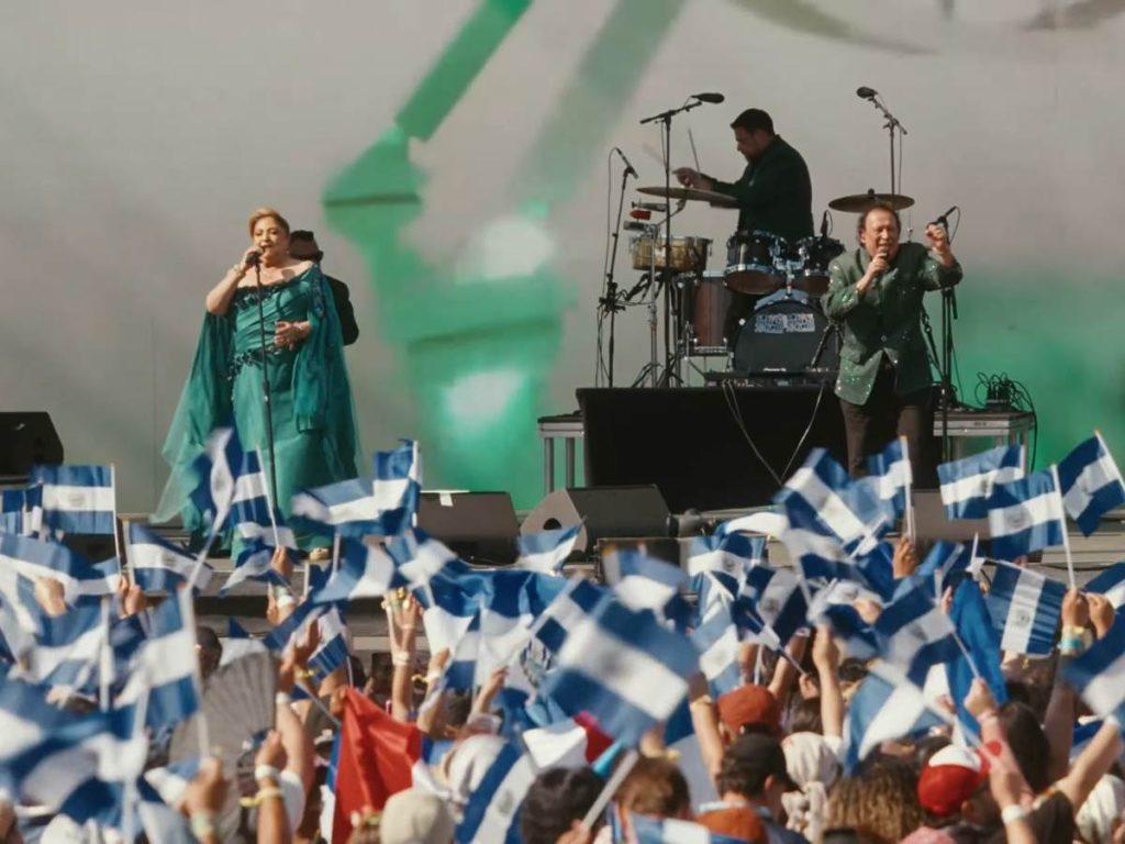 Banderas azul y blanco volvieron a llenar el Outdoor Theatre durante el arranque del concierto.