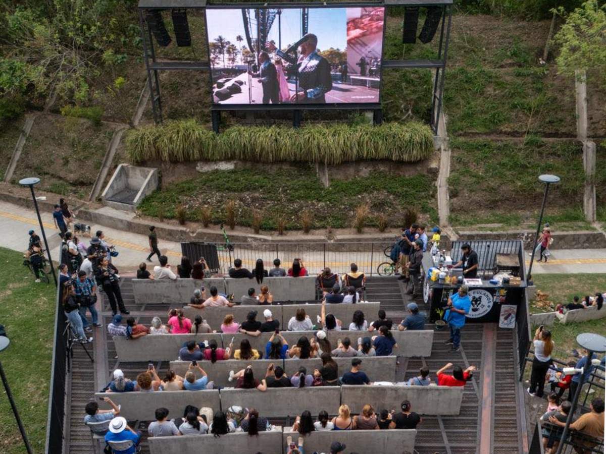 Los Hermanos Flores en el cine al aire libre.
