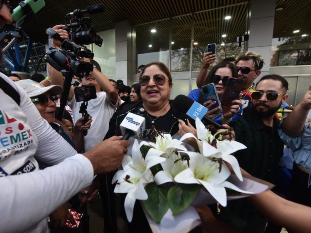Así fue el recibimiento de los Hermanos Flores a El Salvador después de haber tocado en el festival de Coachella. Foto Miguel Lemus