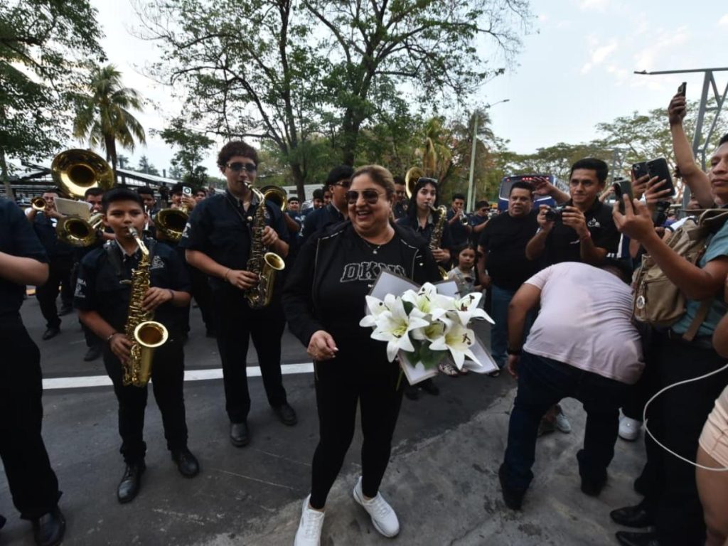 Nory Flores en su llegada a El Salvador tras haber tocado en el festival Coachella. Foto Miguel Lemus