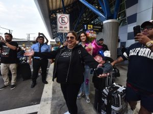 Así fue el recibimiento de los Hermanos Flores a El Salvador después de haber tocado en el festival de Coachella. Foto Miguel Lemus
