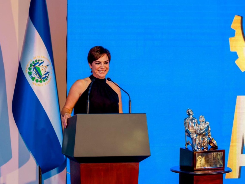 Mónica Saca comparte palabras durante el homenaje póstumo a su padre, destacando su legado y compromiso con El Salvador. Foto: cortesía Casa Presidencial