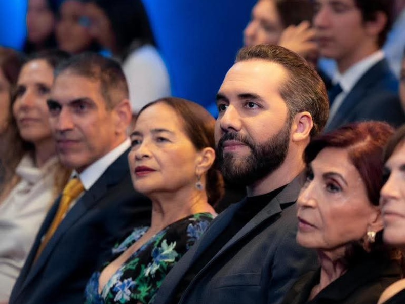 El presidente Nayib Bukele asiste al homenaje póstumo a Víctor Saca, acompañado de familiares del empresario durante el acto conmemorativo. Foto: cortesía Casa Presidencial