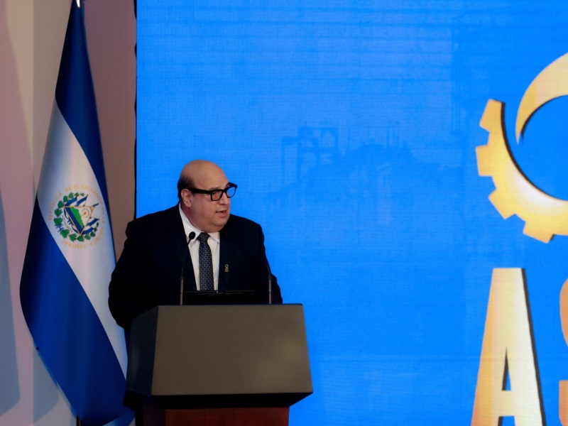 Jorge Arriaza, presidente de la ASI, brinda palabras durante el homenaje a Víctor Saca y destaca su legado en la industria. Foto: cortesía Casa Presidencial