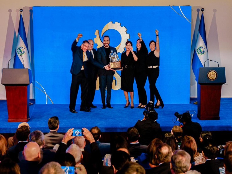 Familiares y líderes empresariales destacan el legado de Víctor Saca en El Salvador. Foto: cortesía Casa Presidencial