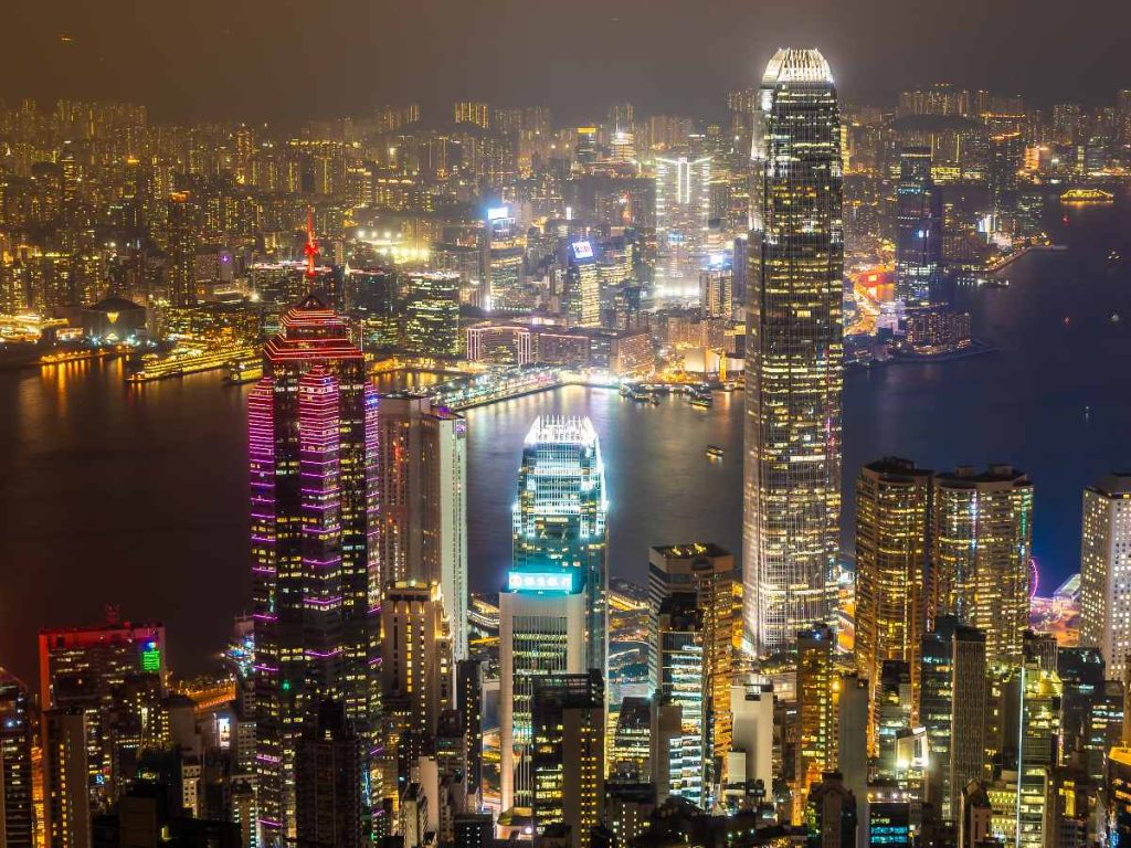 A nivel global, el contraste es mayor en ciudades como Hong Kong, donde el combustible llega a $15.6 por galón, el más alto del mundo.