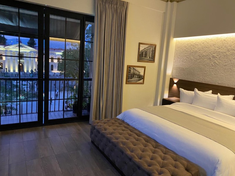 El hotel cuenta con 25 habitaciones y seis suites con diseño contemporáneo, pensadas para una estadía cómoda en el corazón de San Salvador.