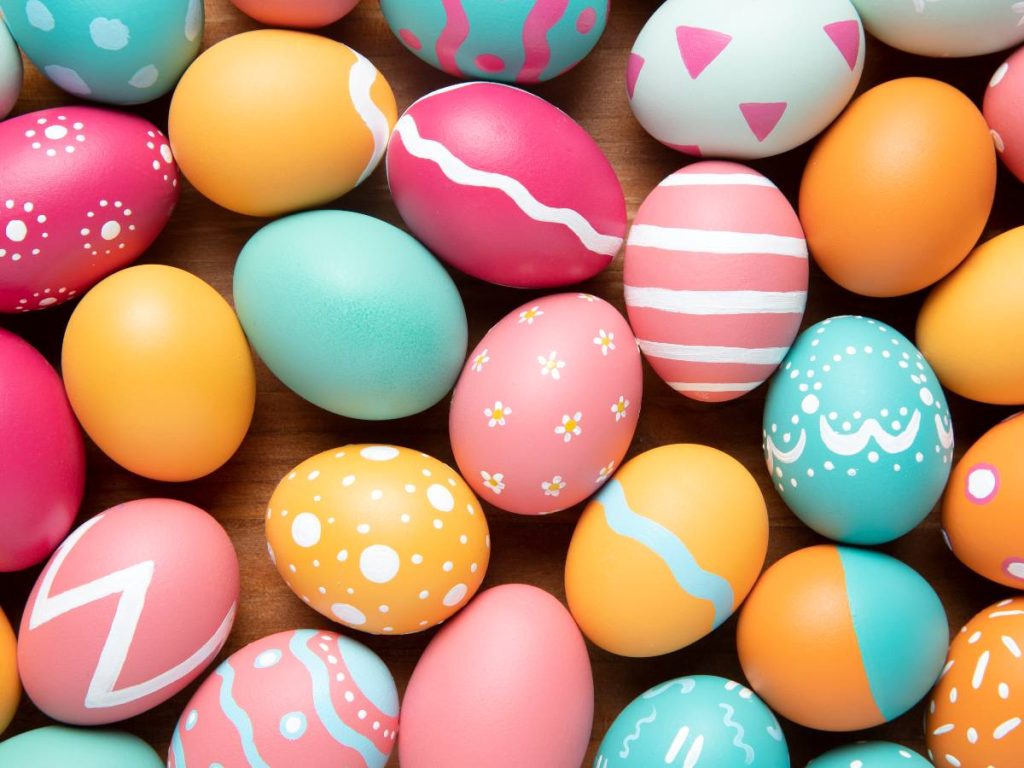 La costumbre de regalar huevos en Semana Santa evolucionó hasta convertirse en los populares huevos de chocolate que hoy disfrutan niños y adultos.