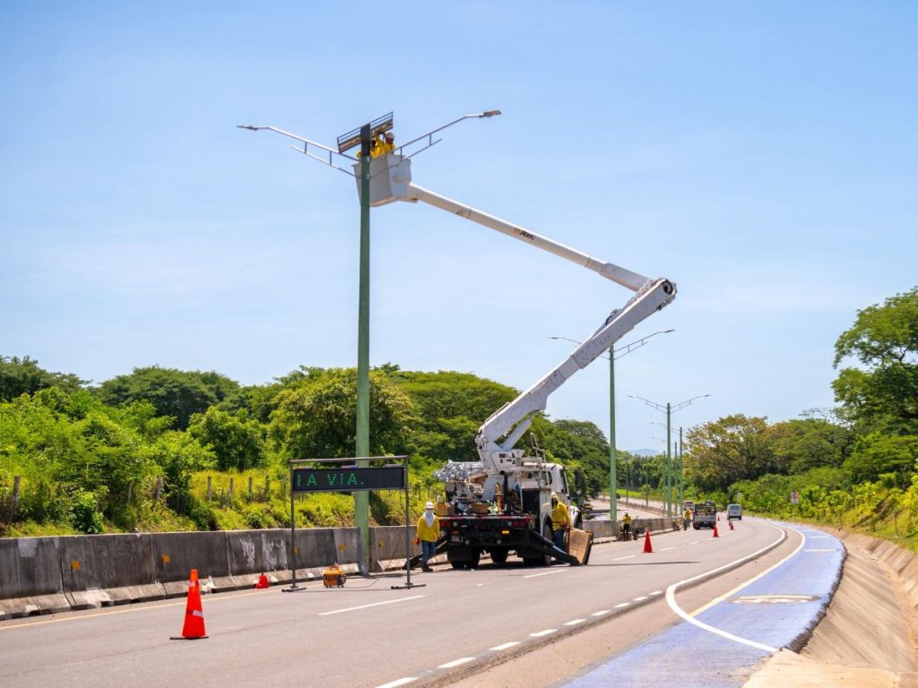 Comisión respalda préstamo de $23.7 millones para iluminar carreteras. Cortesía de Obras Públicas.