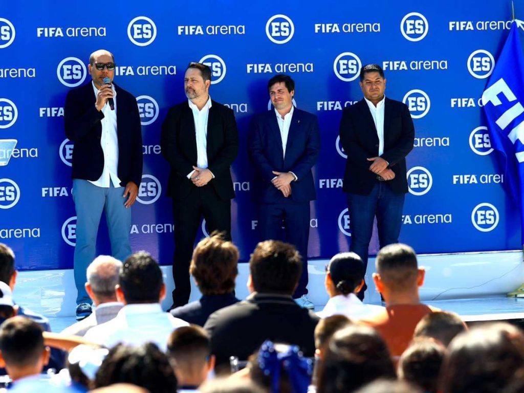 amil Bukele, presidente de la Federación Salvadoreña de Fútbol; René Martínez, presidente del INDES; Jair Bertoni, director de federaciones miembros Américas, y William Derek, gerente de desarrollo de asociaciones miembro de FIFA.