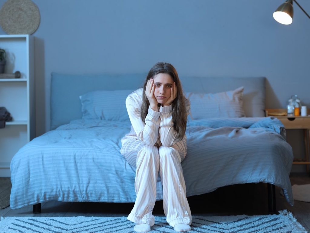 La ansiedad no se apaga al acostarte y convierte la noche en un espacio de pensamientos que impiden descansar.