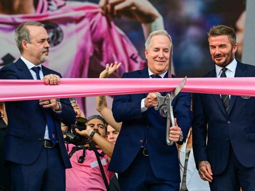 El copropietario del Inter Miami, José Mas, el gerente general Jorge Mas y el copropietario David Beckham, participan en el corte de cinta durante la inauguración de la nueva sede del equipo, el Nu Stadium. Foto AFP