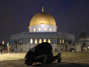 Fieles regresan a la mezquita de Al-Aqsa en Jerusalén tras el levantamiento de restricciones impuestas durante el conflicto con Irán.