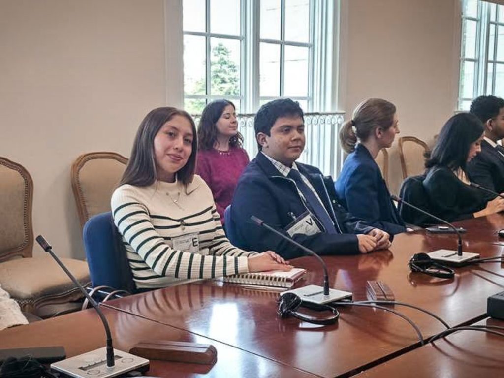 Jóvenes salvadoreños participan en una jornada de formación en la sede de la OEA en Washington D.C., como parte del programa de liderazgo internacional. Fotografía/ cortesía