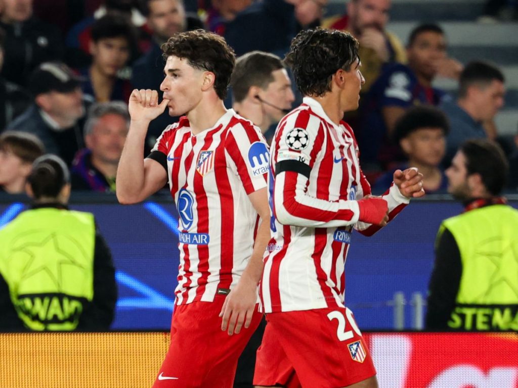 Julián Álvarez celebra su gol ante el Barcelona. Foto AFP