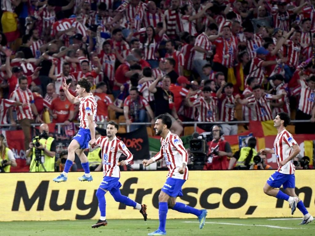 Julian Álvarez (izq.) celebra el gol del empate del Atlético de Madrid. Foto AFP