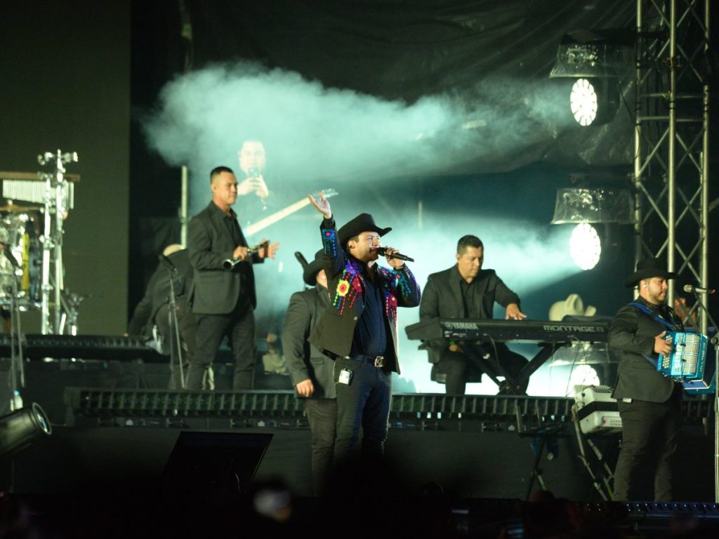 Julión Álvarez encendió el Estadio Cuscatlán con un espectáculo de más de tres horas ante un público que abarrotó el recinto. Fotografía/ Lissette Monterrosa
