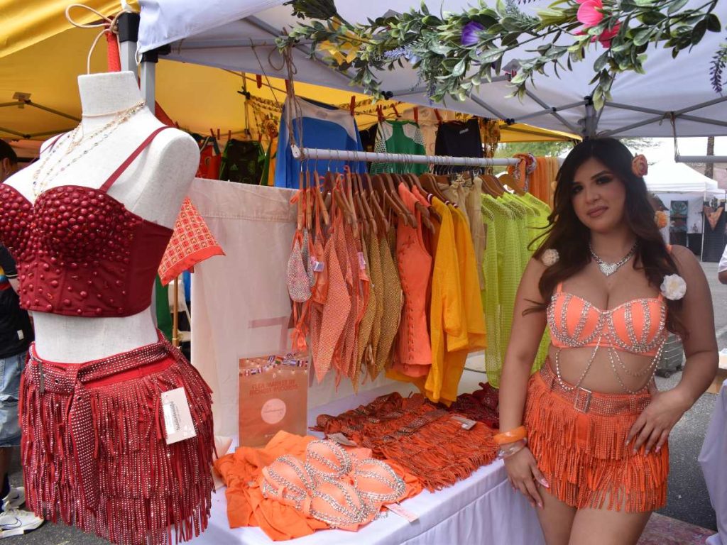Una mujer posa en un local de un mercado temporal este domingo, en Indio (Estados Unidos). A unos 20 minutos del Empire Polo Club en el que se está llevando a cabo el Festival de Coachella, la cantante Karol G organizó un mercado temporal "pop-up" para impulsar a más de 35 pequeñas empresas de latinos. EFE/ Mónica Rubalcava