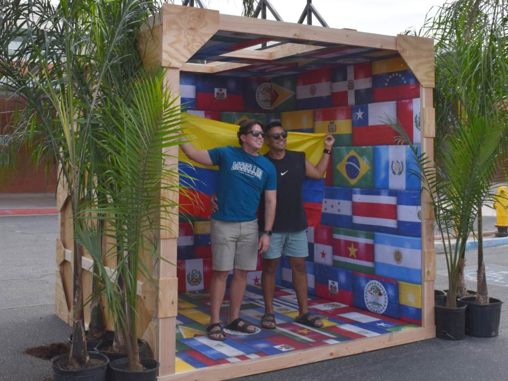 Personas posan para un foto en un mercado temporal este domingo, en Indio (Estados Unidos). A unos 20 minutos del Empire Polo Club en el que se está llevando a cabo el Festival de Coachella, la cantante Karol G organizó un mercado temporal "pop-up" para impulsar a más de 35 pequeñas empresas de latinos. EFE/ Mónica Rubalcava