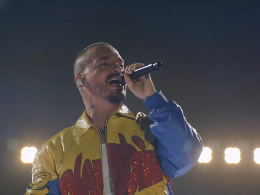 Años después de aquel encuentro, ambos artistas compartieron escenario en Coachella 2026, consolidando su historia de éxito. Screenshot/ YT