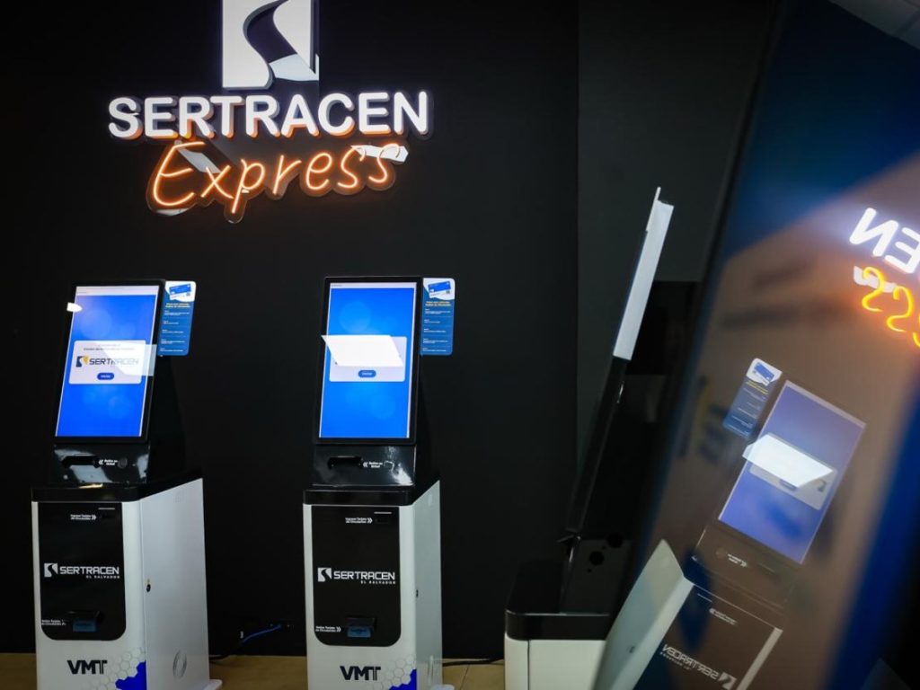 Apopa suma sucursal de Sertracen con atención y kioscos digitales