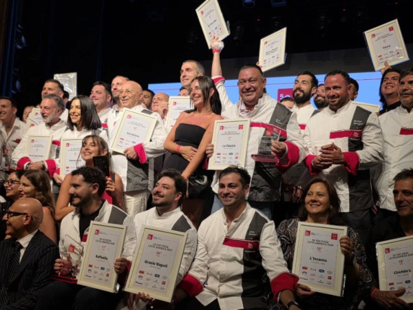 Juan Cárcamo junto a otros ganadores durante la premiación internacional en Río de Janeiro, donde El Salvador se posicionó en el Top 5 de América Latina.