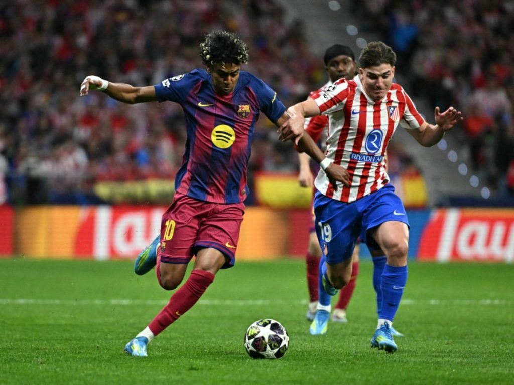 Lamine Yamal (izq.) pelea la pelota con Julian Álvarez. Foto AFP