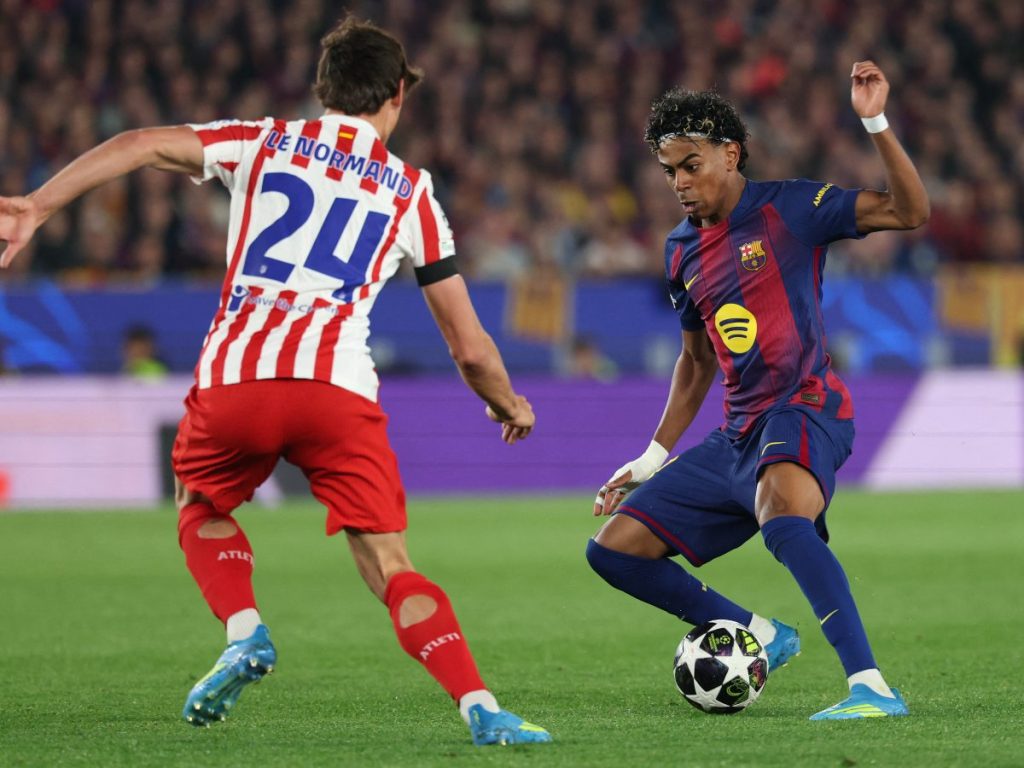 Lamime Yamal (der.) marcado por Robin Le Normand del Atlético de Madrid. Foto AFP