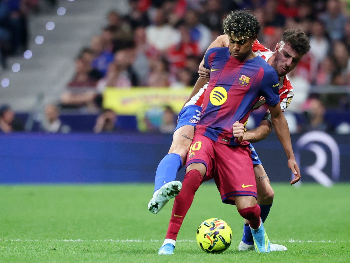 Lamine Yamal controla balón contra defensa del Atlético de Madrid. Foto AFP