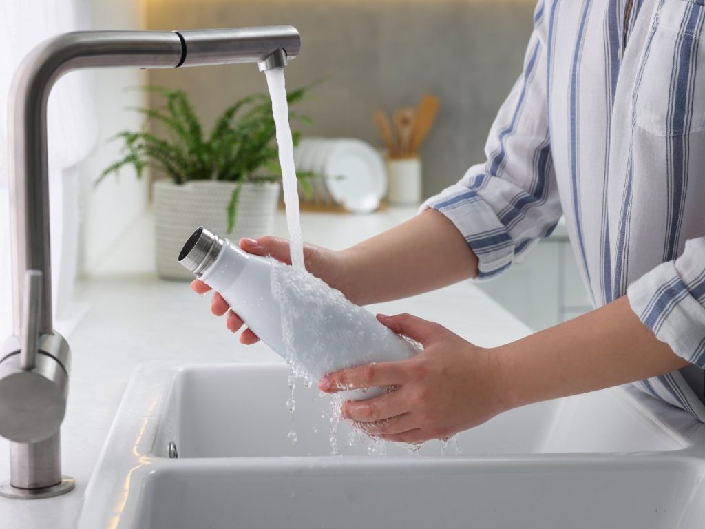 Lavar y secar bien tu botella todos los días reduce el riesgo de microorganismos que pueden causar molestias gastrointestinales.