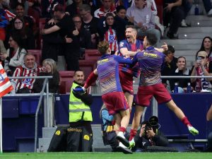 Robert Lewandoswki celebra el gol del gane del Barcelona ante el Atlético de Madrid. Foto AFP