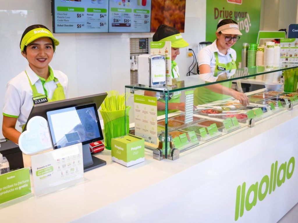 La nueva tienda busca atender a quienes viajan hacia Surf City con un servicio ágil desde el vehículo.