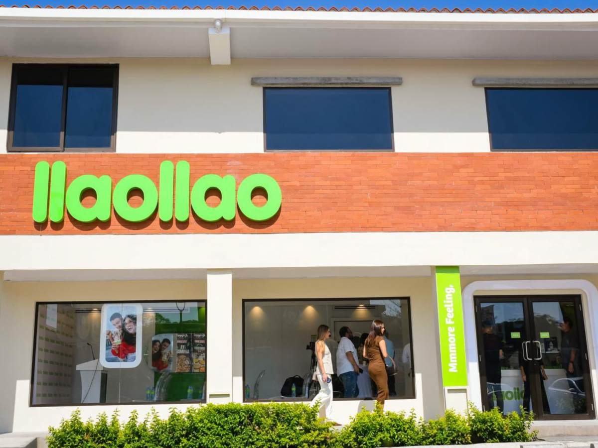 Llaollao inaugura en Zaragoza su primera sucursal en el mundo con servicio “drive thru”.