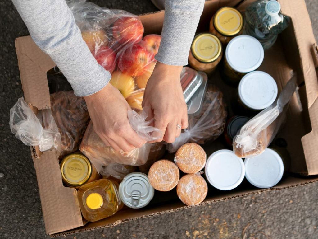 Centros comunitarios ofrecen alimentos y orientación a quienes más lo necesitan.