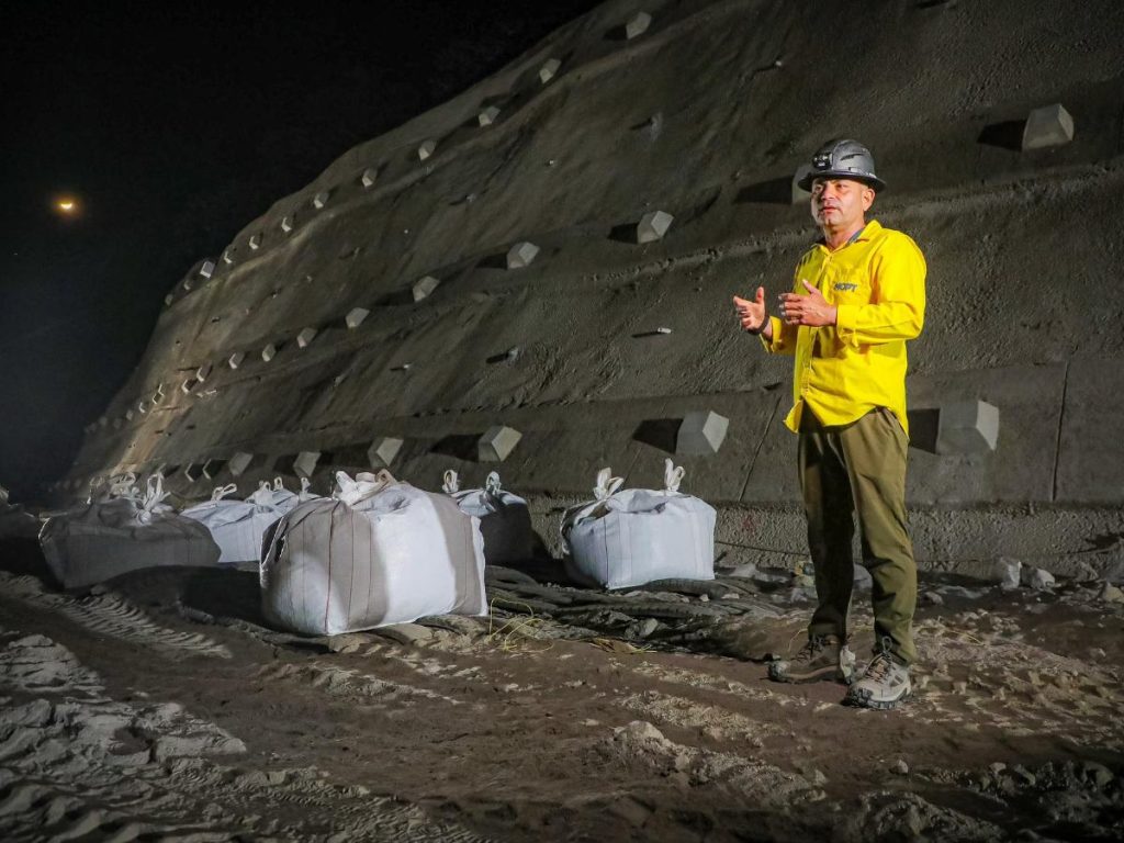 La intervención consistió  en la fragmentación de entre 150 y  200 metros cúbicos de roca del talud.