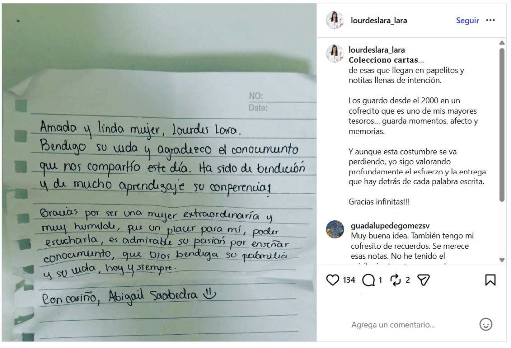La conferencista salvadoreña mostró una de las notas que guarda con especial valor emocional.