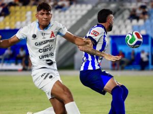 Luis Tobar (izq.) contra defensa del Metapán. Foto Cortesía INDES