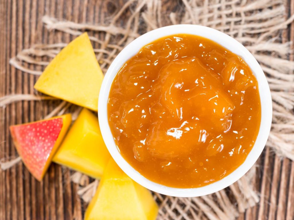 La mermelada de mango es una opción clásica que nunca falla, ideal para desayunos o antojos dulces en casa.