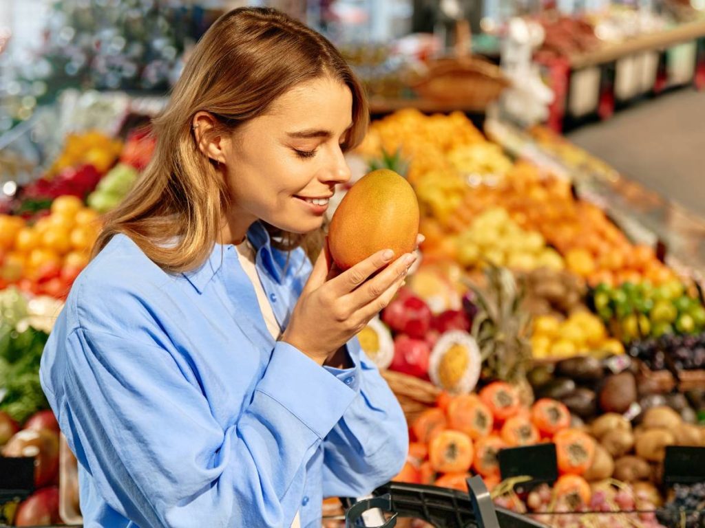 Elegí mangos por su aroma y textura suave: así asegurás mejor sabor y el punto perfecto para consumirlos en casa.