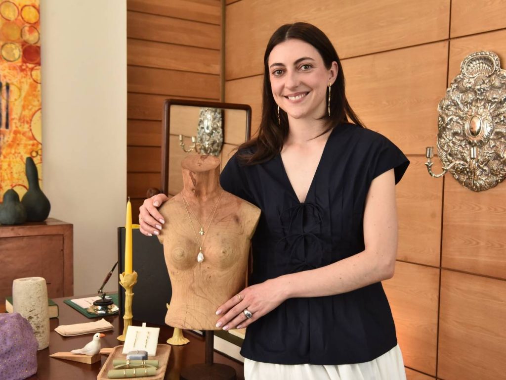 Maya, diseñadora salvadoreña, incorpora en sus piezas una mirada inspirada en la naturaleza y la cultura que marcaron su crecimiento en el país.