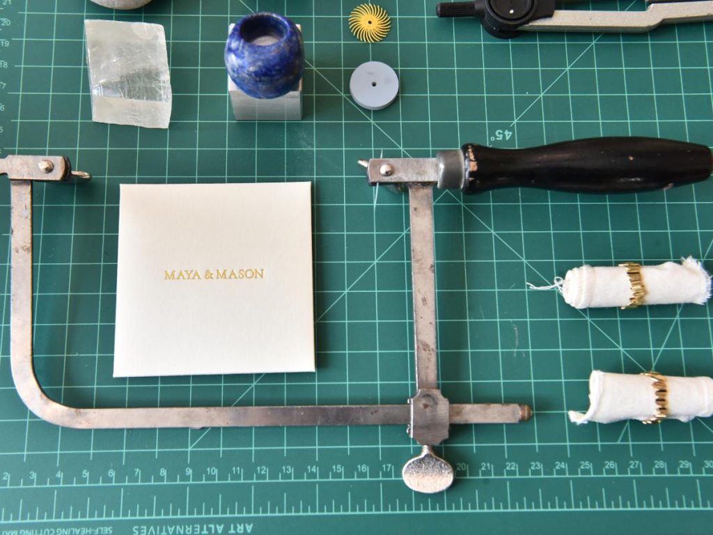 Herramientas y materiales del taller reflejan un proceso preciso y manual, donde cada pieza se mide, corta y trabaja con detalle casi milimétrico.