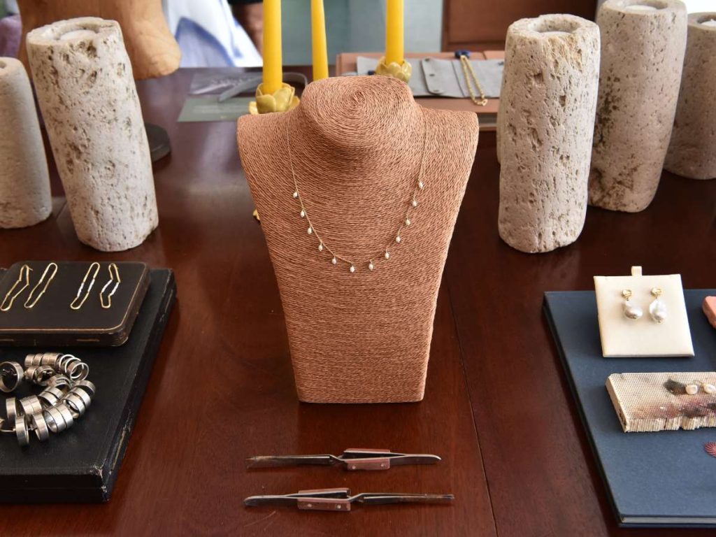 Collares y aretes hechos a mano reflejan un diseño orgánico y delicado, pensado para acompañar el movimiento y la luz en el día a día.