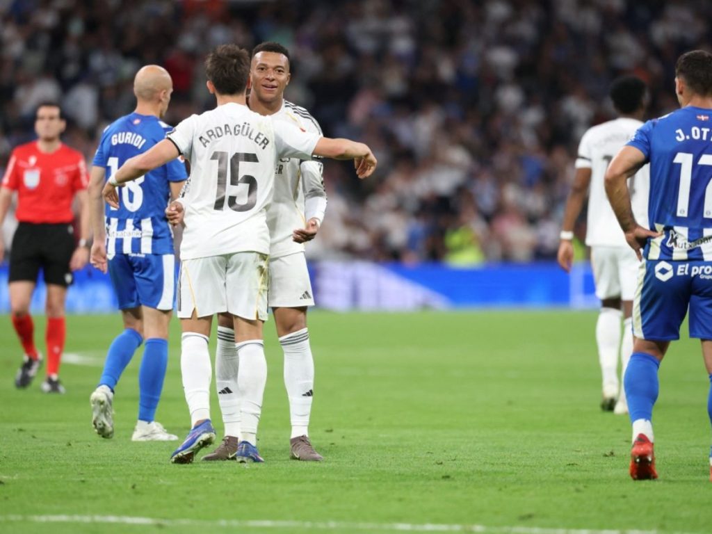 Kylian Mbappé celebra su gol ante el Alavés con Arda Guler (15). Foto AFP